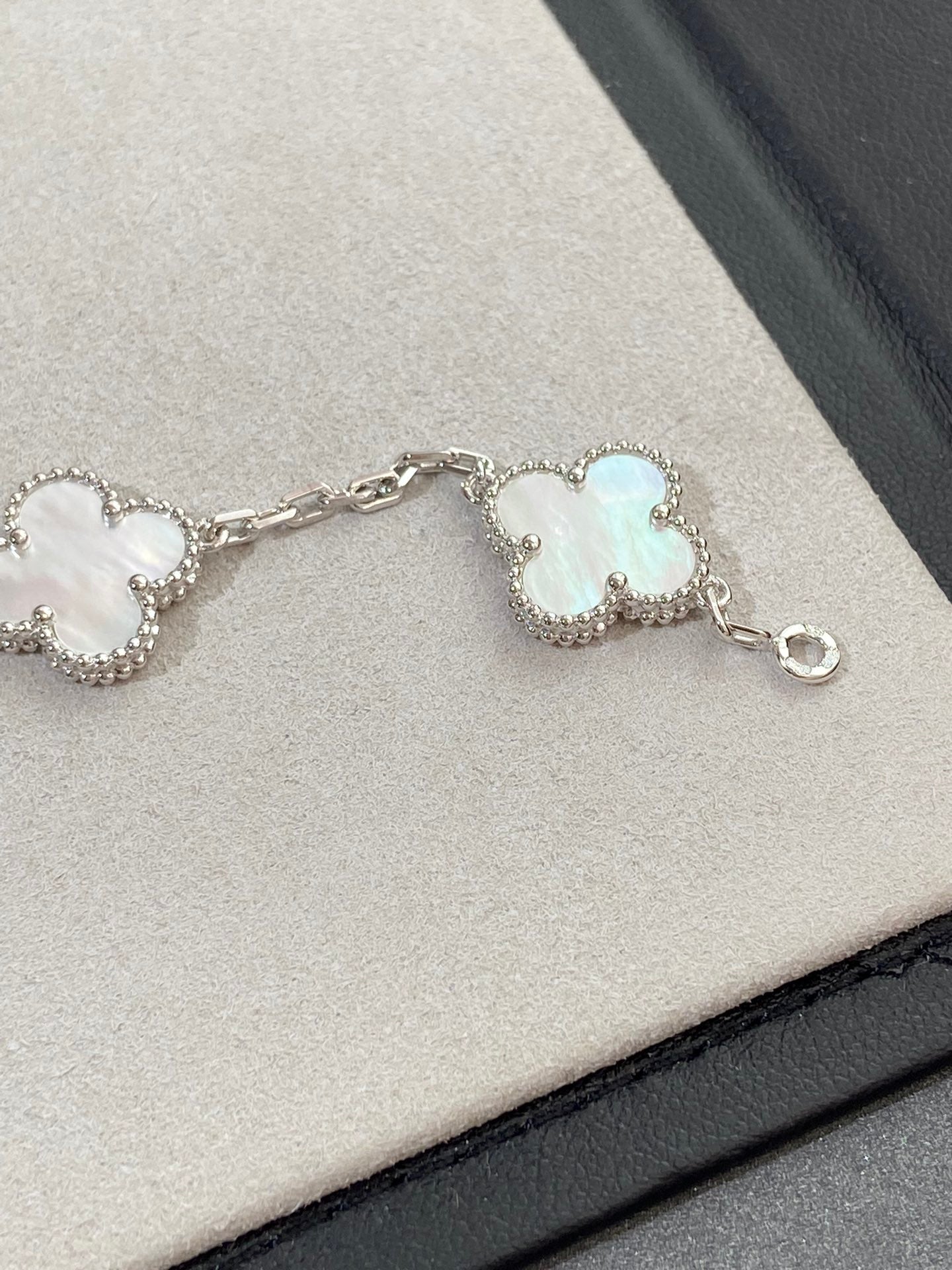 [✨ROSE✨]CLOVER SILVER MOP 5 MOTIF BRACELET