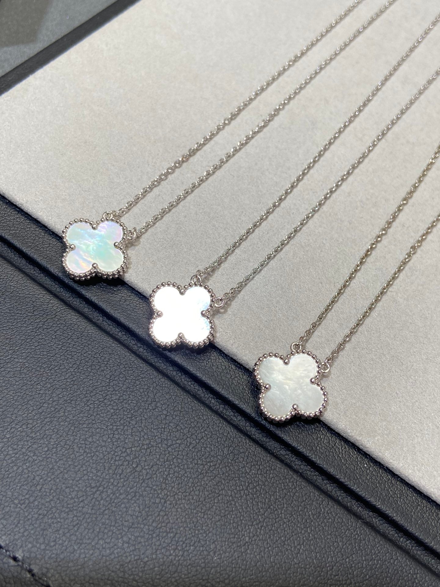 [✨ROSE✨]CLOVER MEDIUM SILVER WHITE MOP NECKLACE