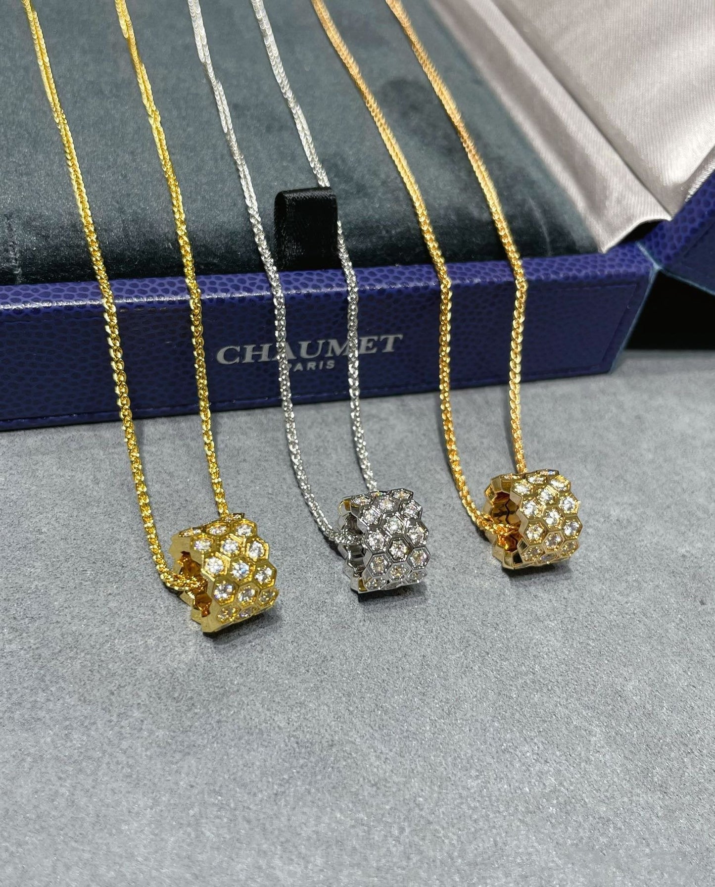[✨ROSE✨]BEE LOVE DIAMOND PAVED 3 ROW NECKLACE