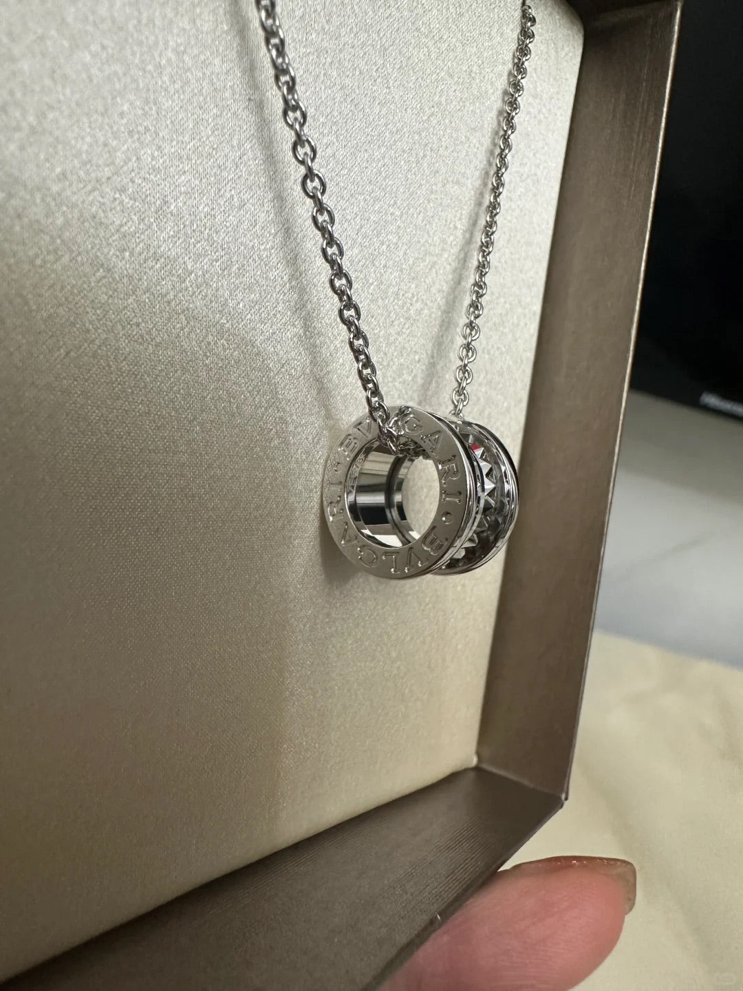 [✨ROSE✨]BV2024 CHARITY STUD NECKLACE