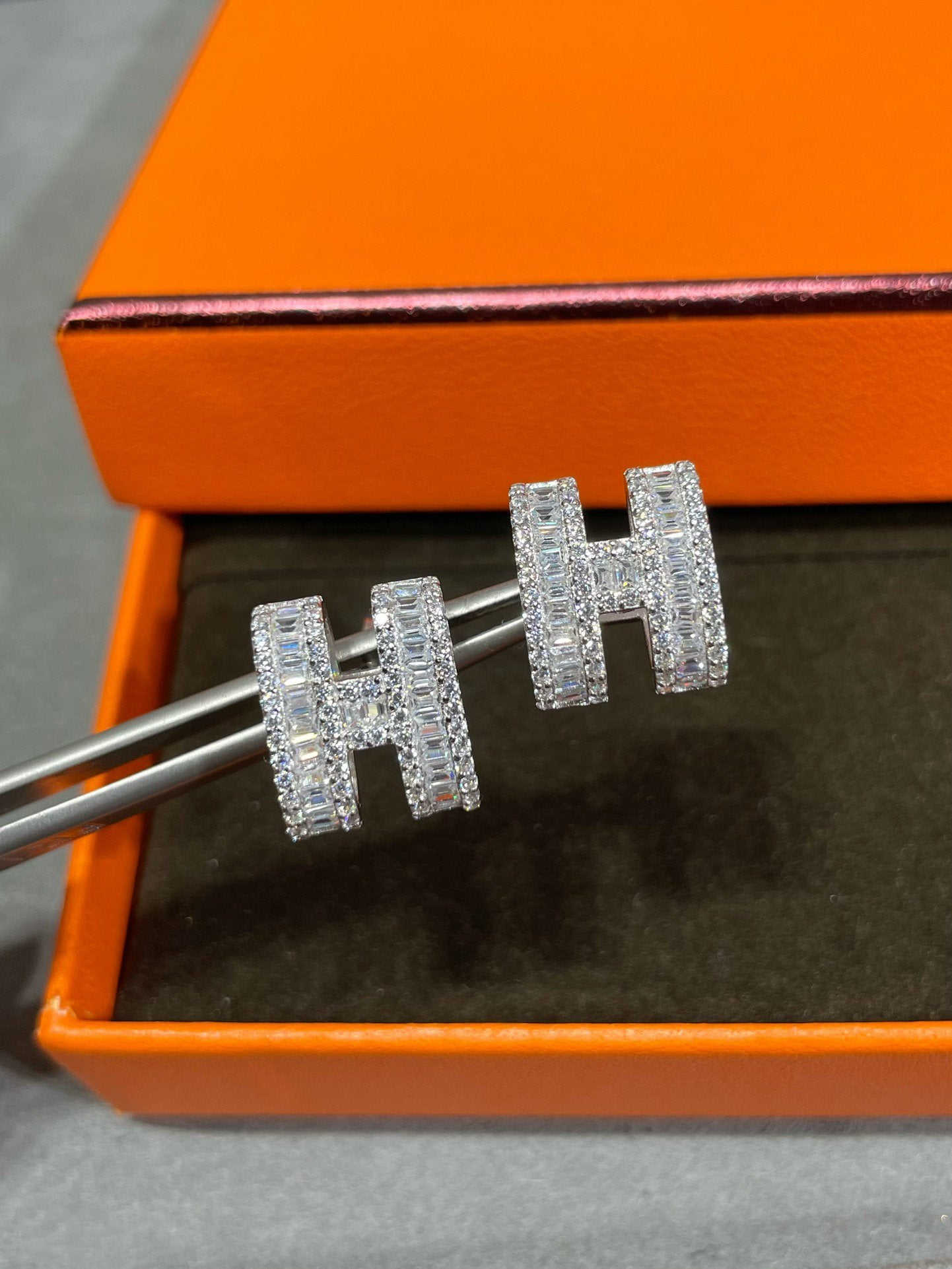 [✨ROSE✨]H STUD EARRINGS WITH SILVER DIAMONDS